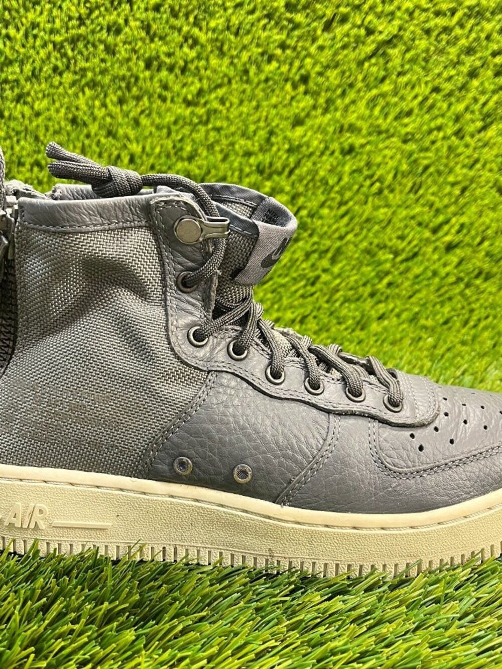 Nike SF Air Force 1 Mid Dark Gray Boys Size 4Y Athletic Running Shoes Sneakers